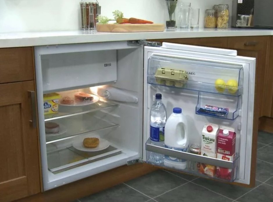 Выдвижной холодильник под столешницу