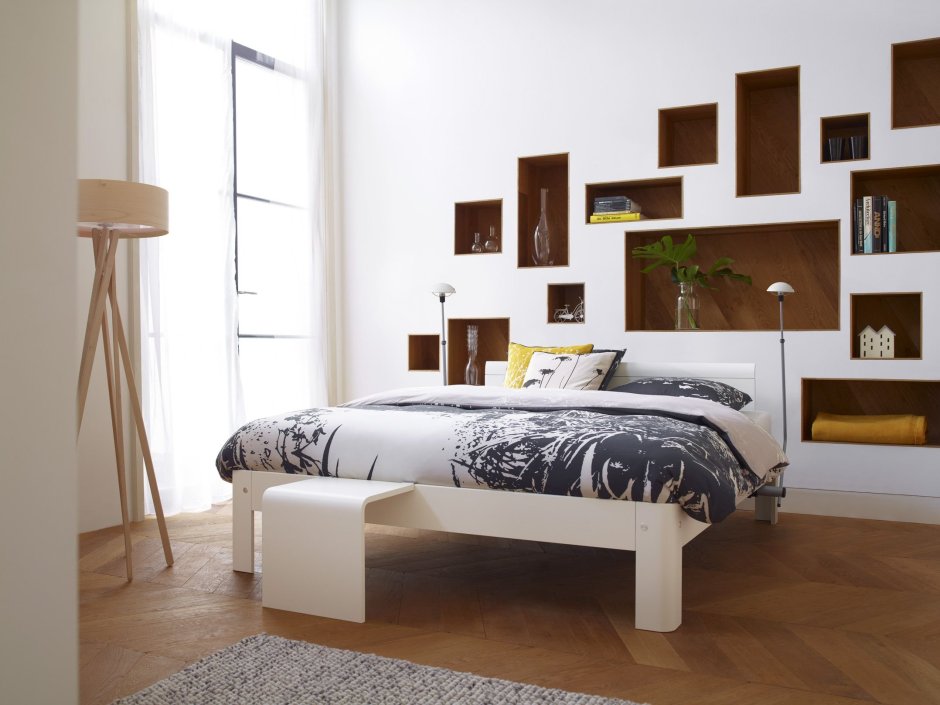 Кровать с навесными полками