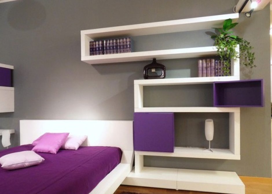 Кровать с полками по бокам