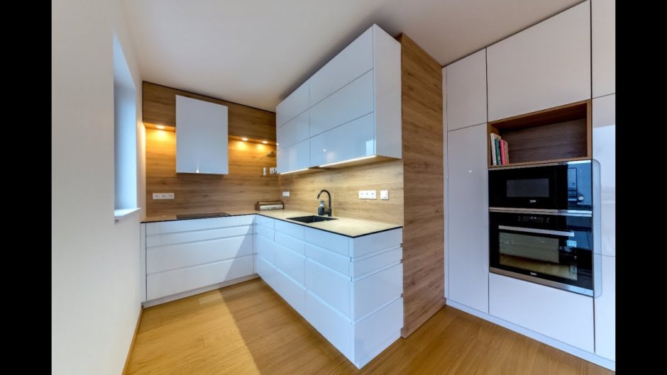 Белая кухня с фартуком из ламината