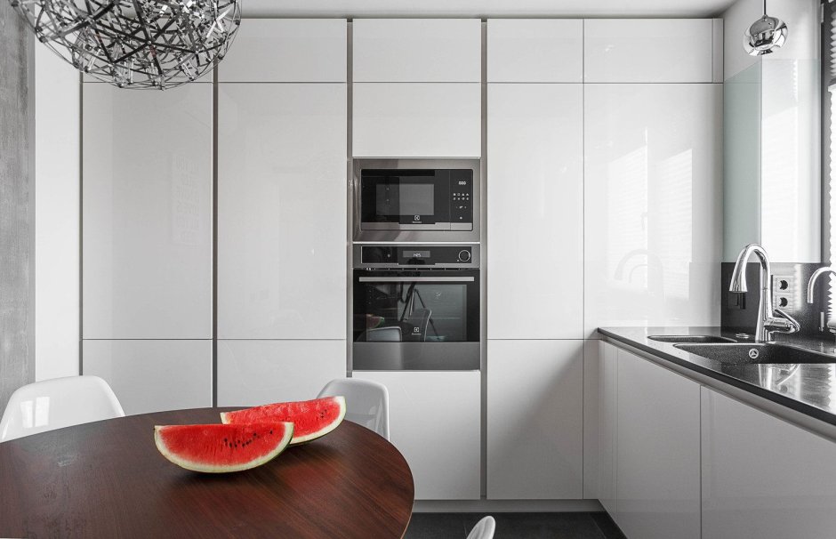 Кухня сплошная стена