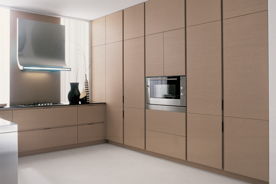 Кухня с высокими шкафами