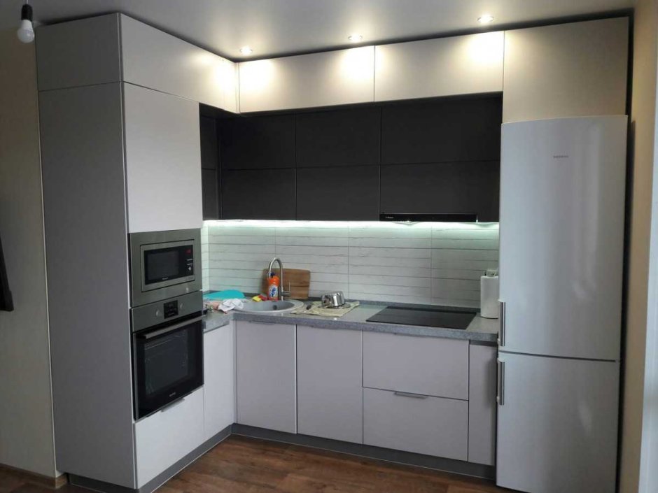 Двухуровневые кухни угловые с холодильником