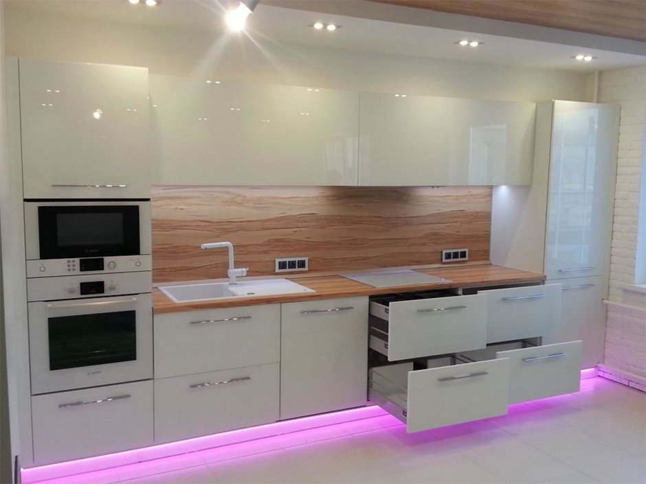 Белая глянцевая кухня