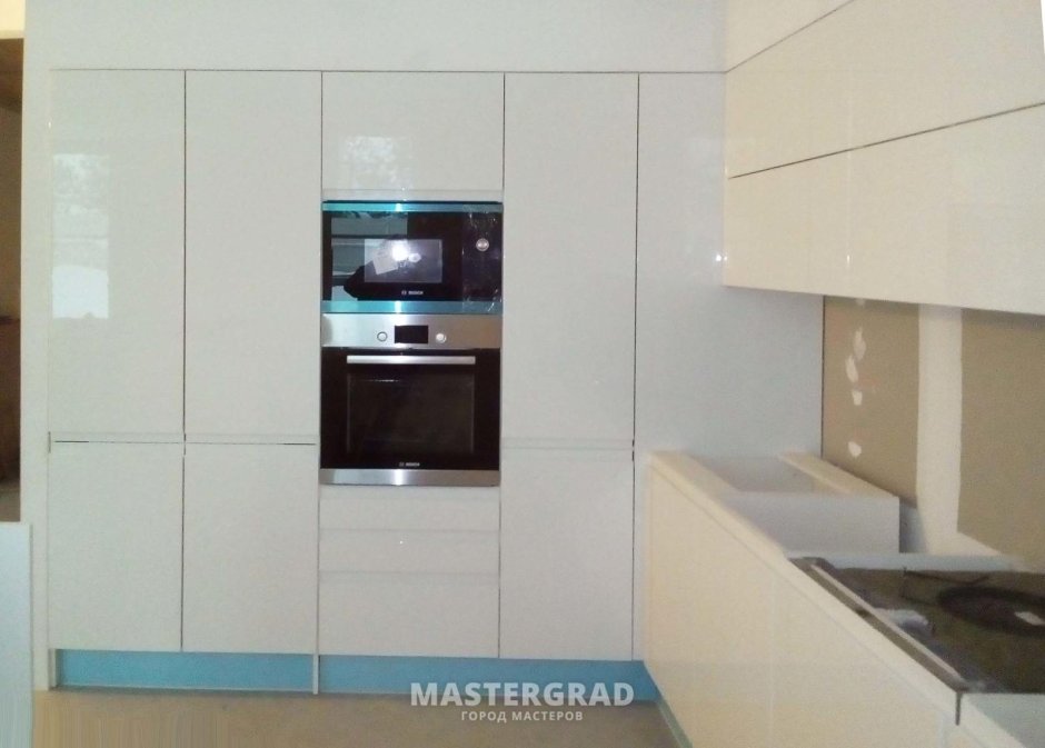 Кухни с пеналами на всю стену