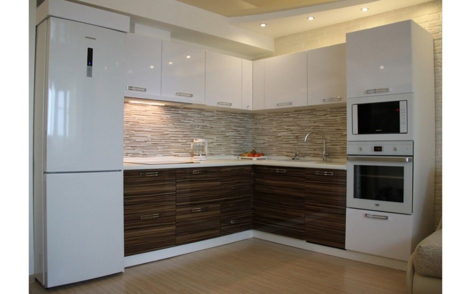 Угловая кухня с пеналом и холодильником