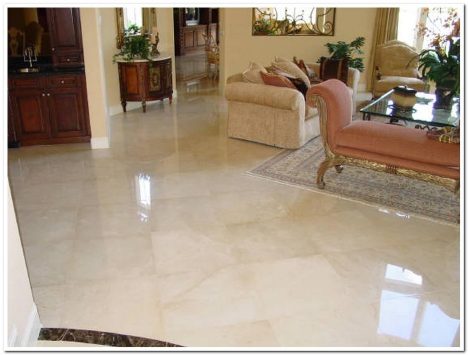 Гостиная с бежевым мраморным полом