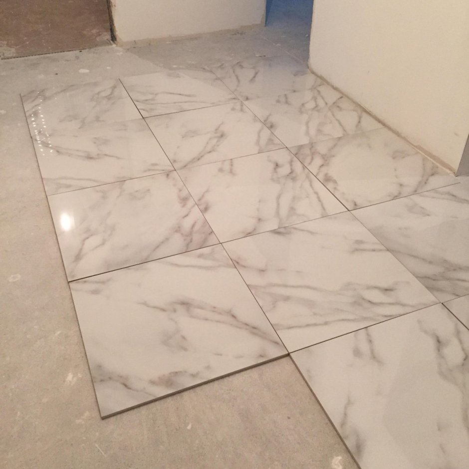 Мраморная плитка по диагонали