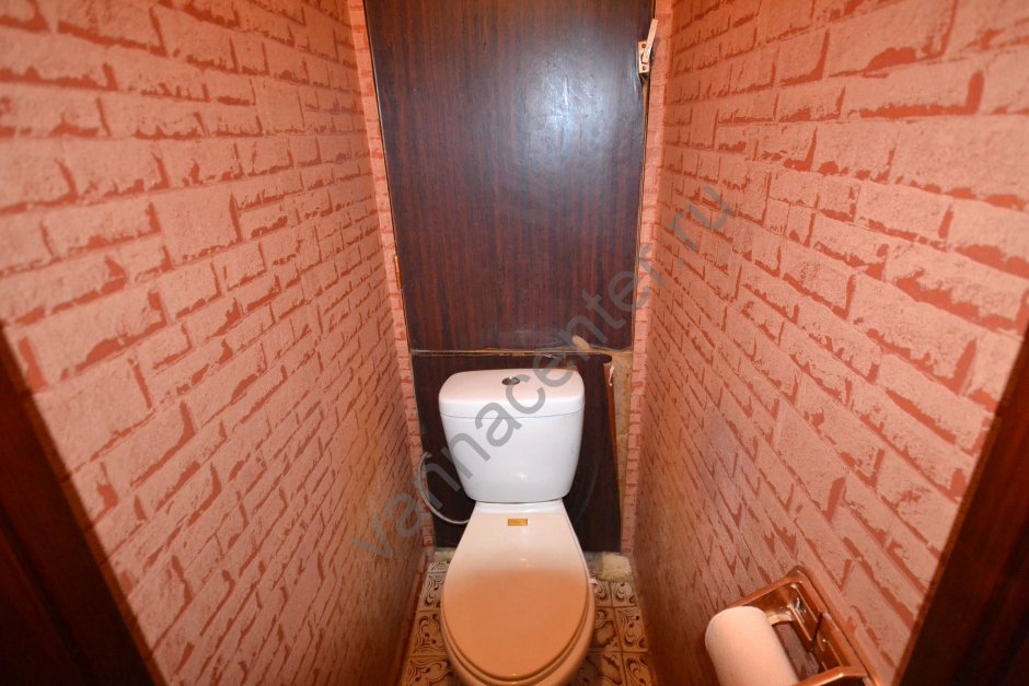 Туалет обшит панелями под кирпич