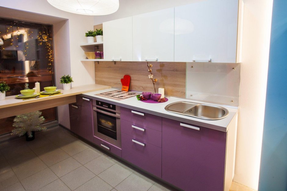 Фиолетовая кухня в интерьере