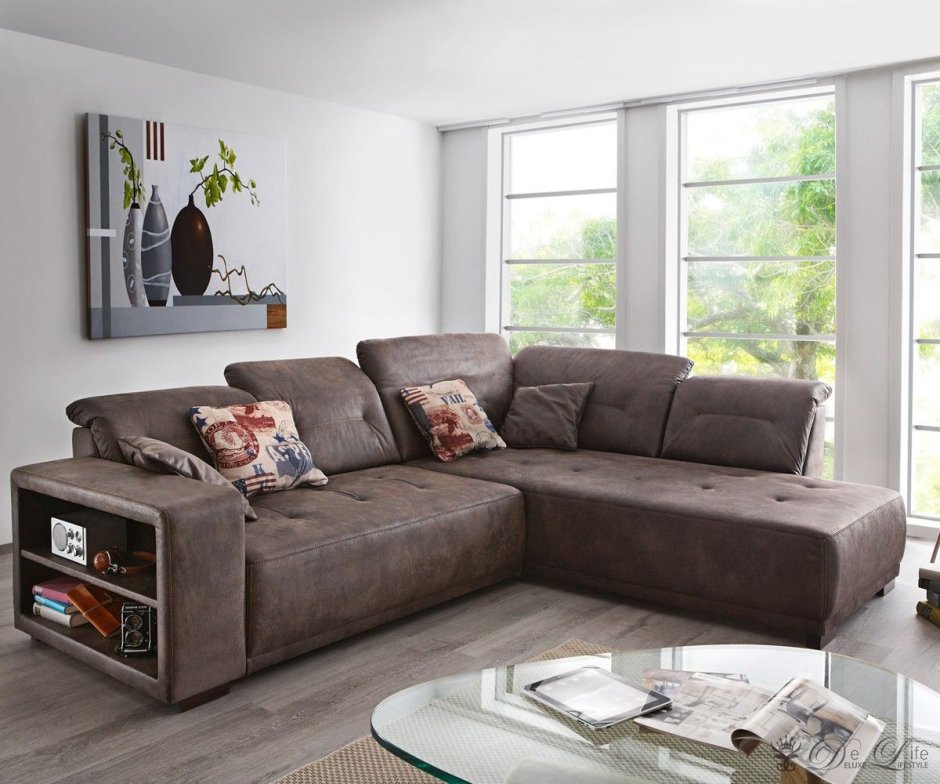 Красный диван