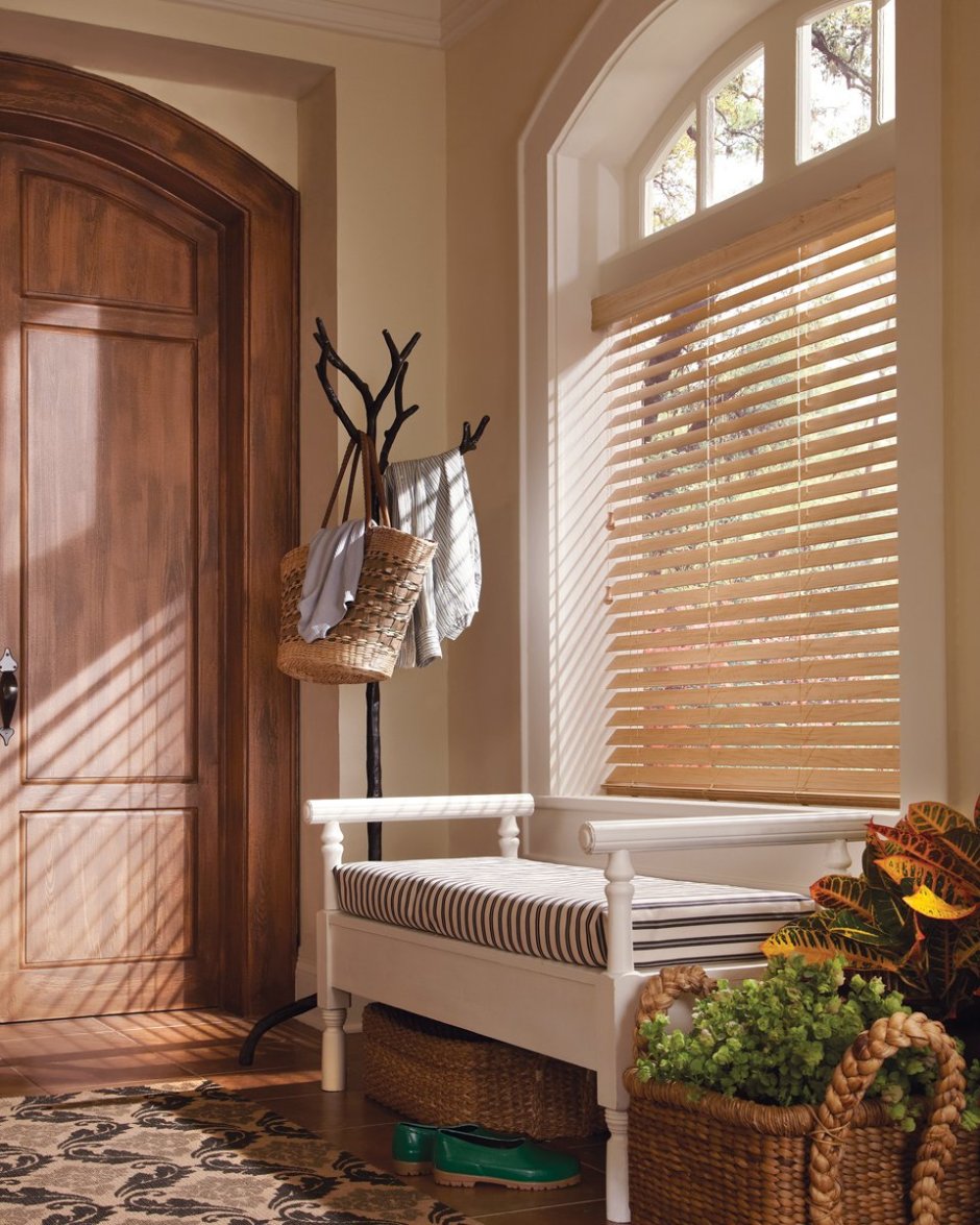 Прихожая с окном