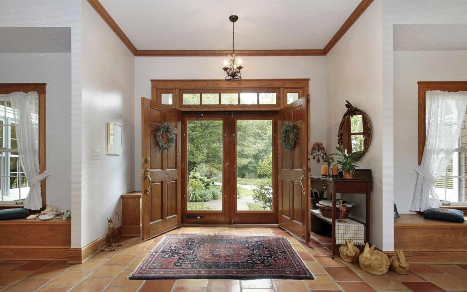 Маленькая прихожая с окном