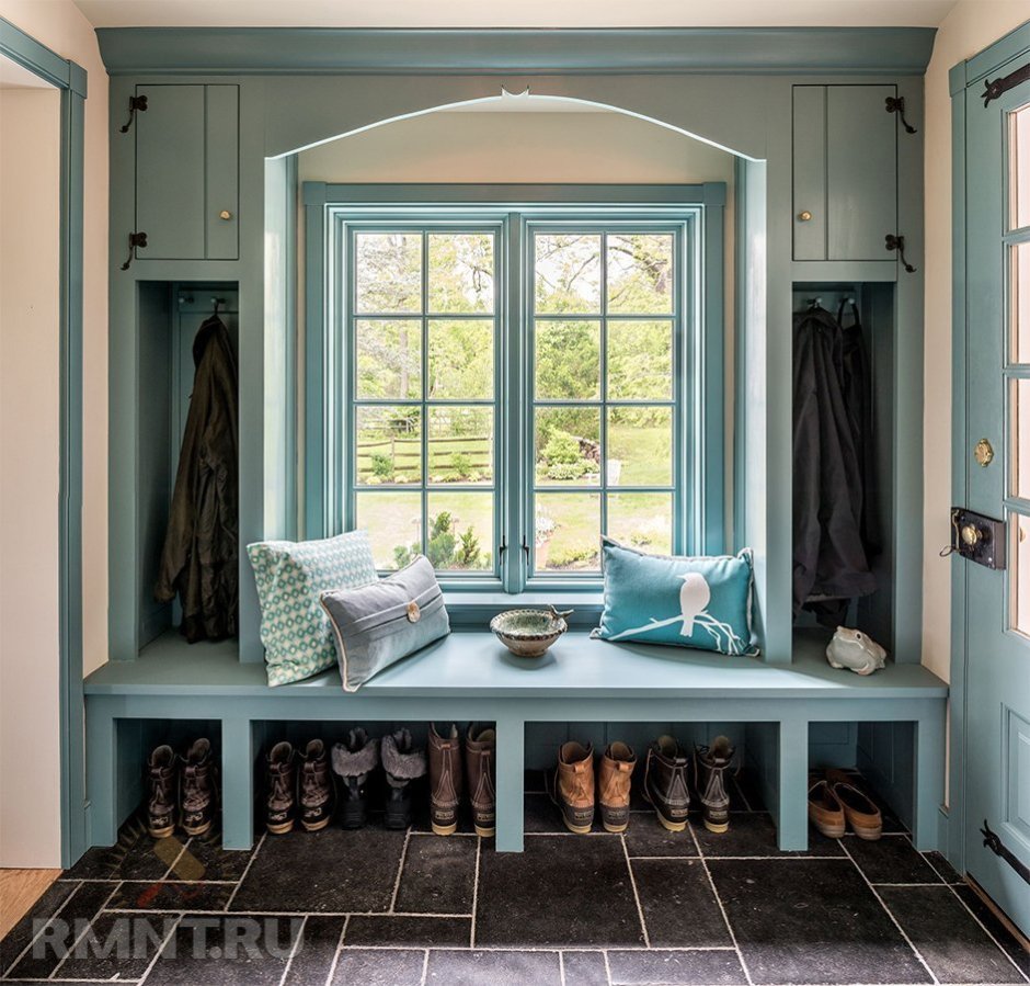 Прихожая с окном в частном доме