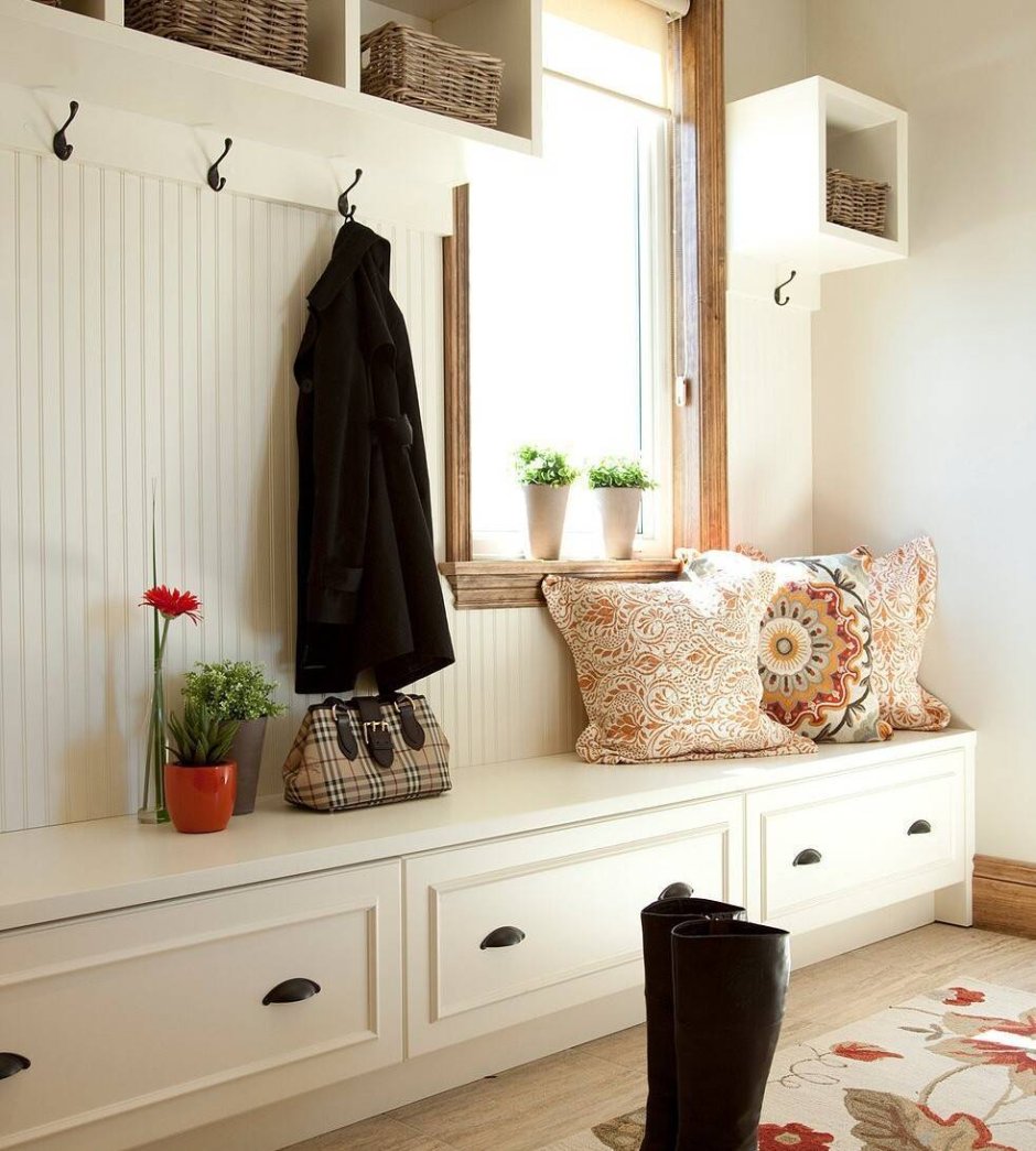 Уютная прихожая в частном доме