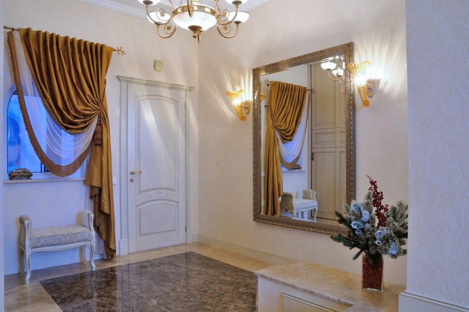 Прихожая с окном