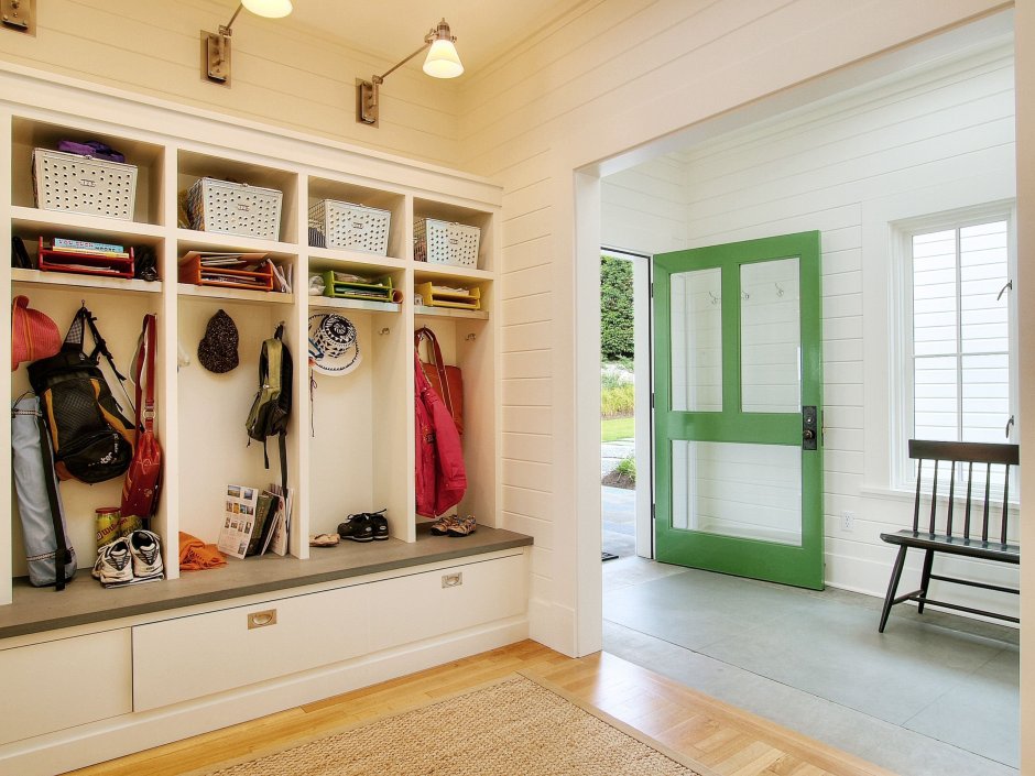 Прихожая с окном