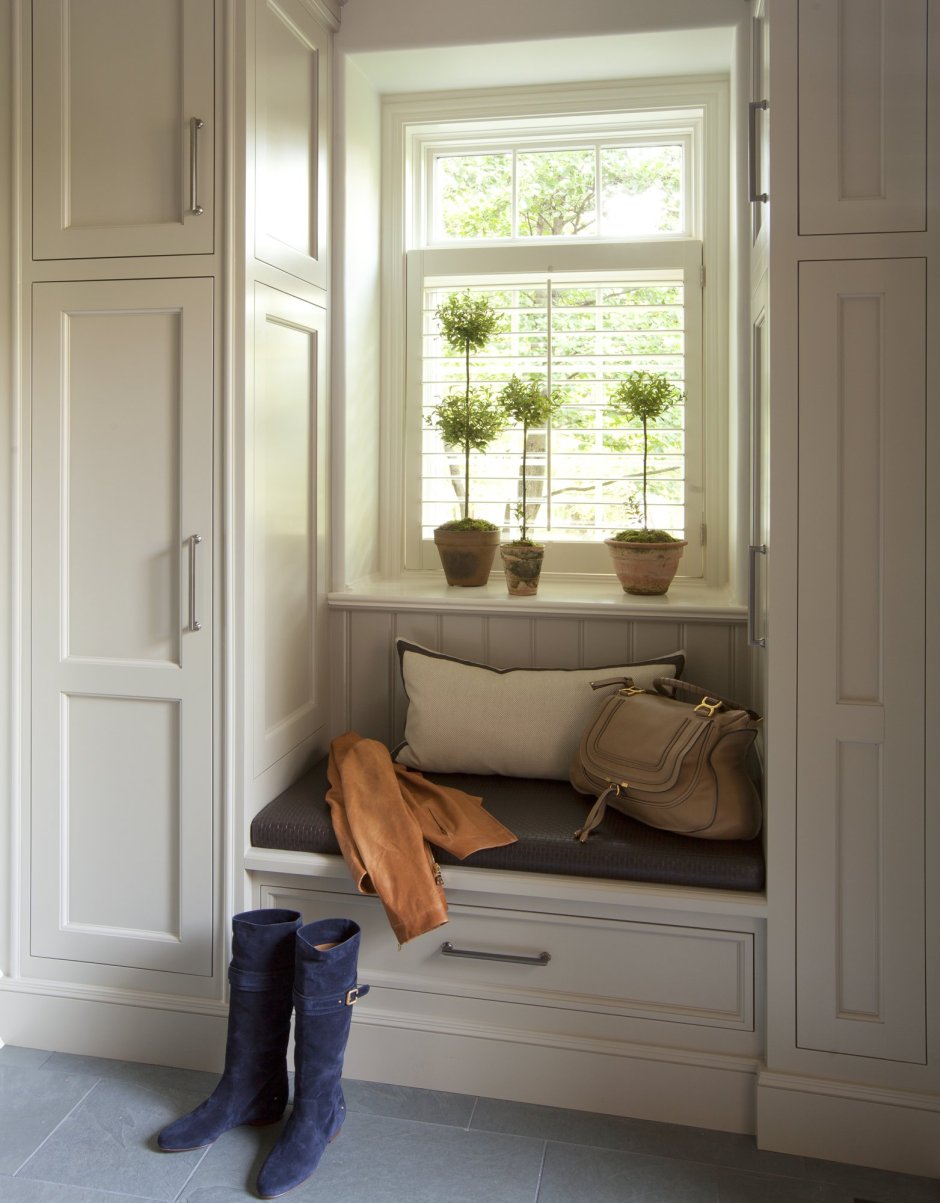 Прихожая с окном