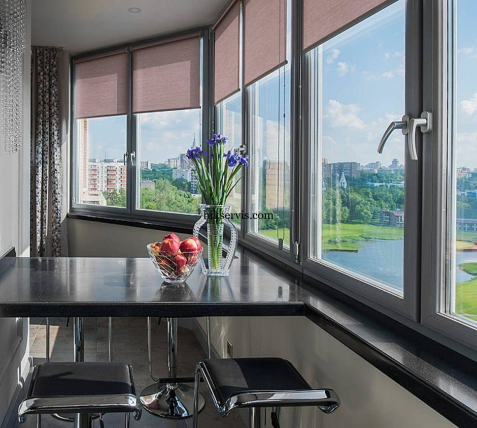 Барная стойка на балконе с панорамным остеклением