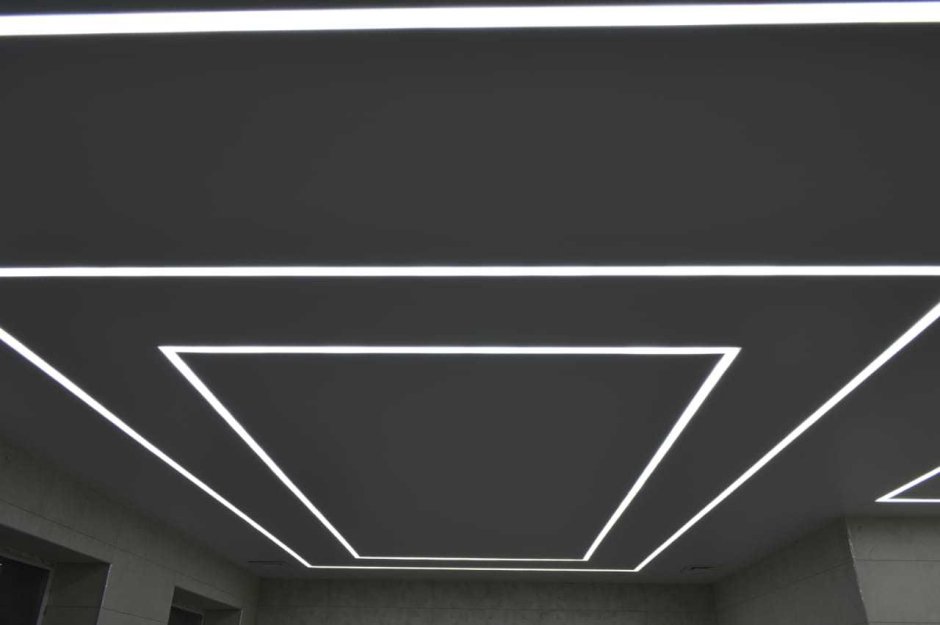 Натяжной потолок с подсветкой