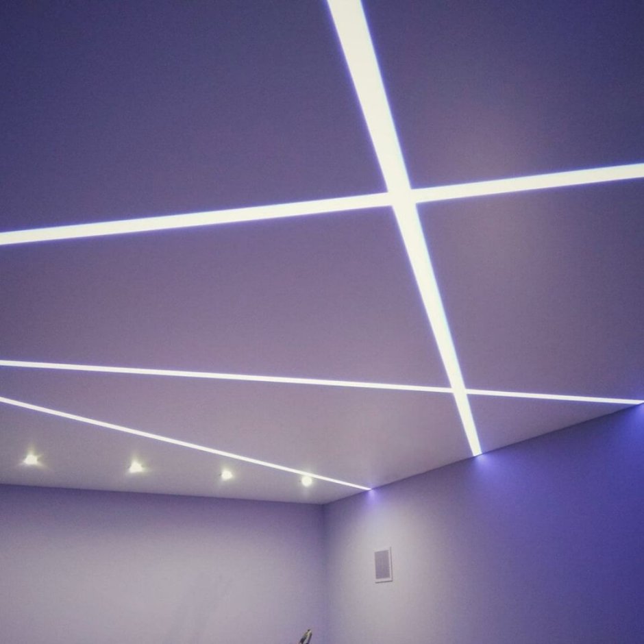 Черный потолок со световыми линиями