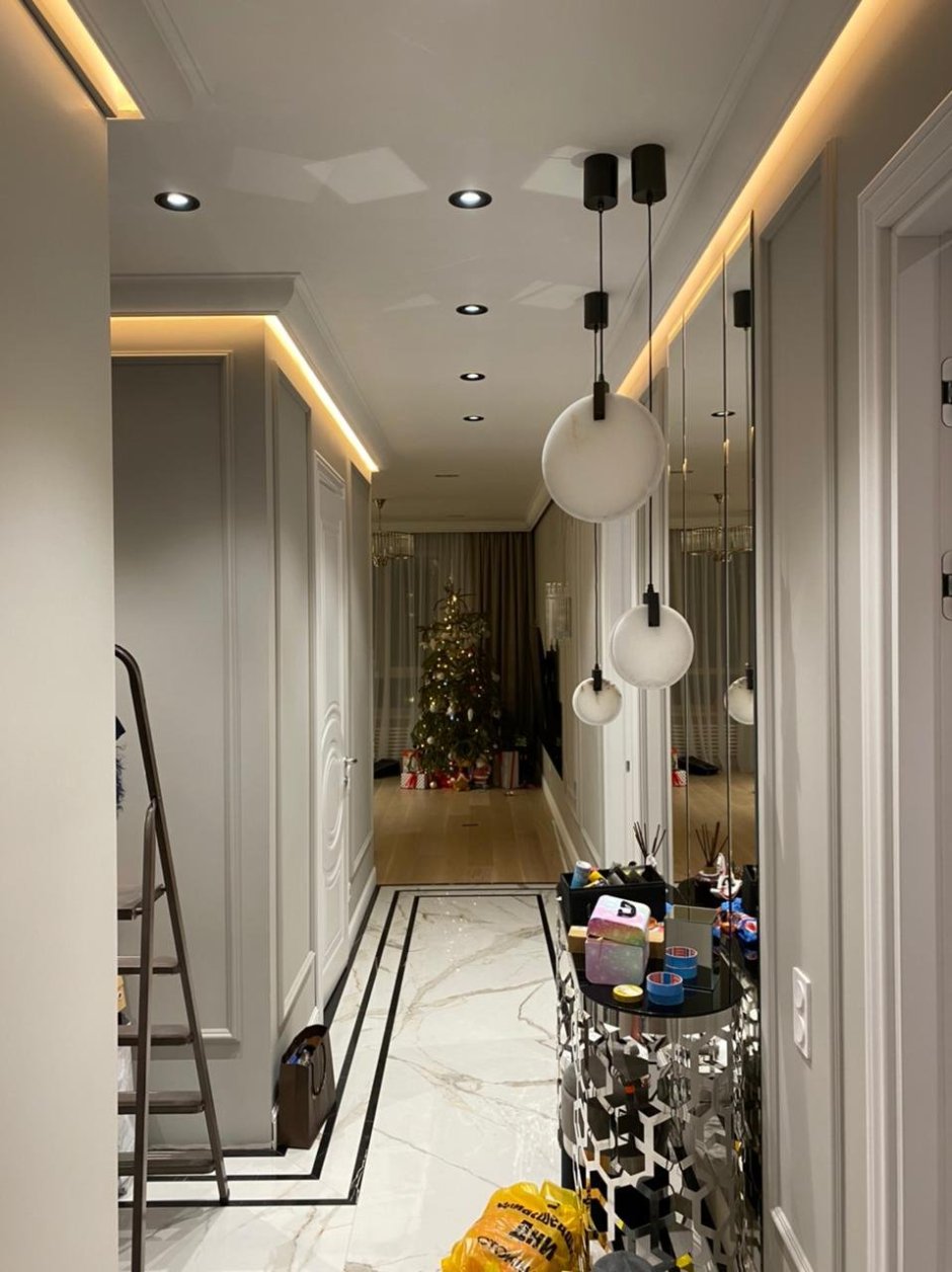 Трековые светильники в коридоре