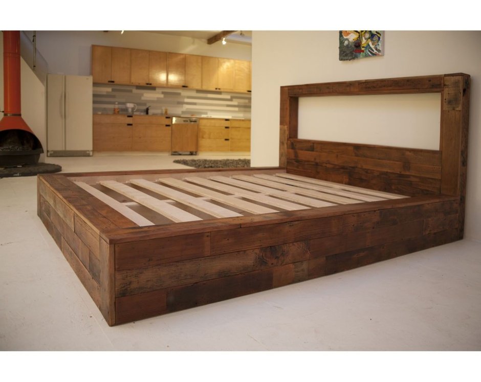 Кровать двуспальная из деревянных поддонов