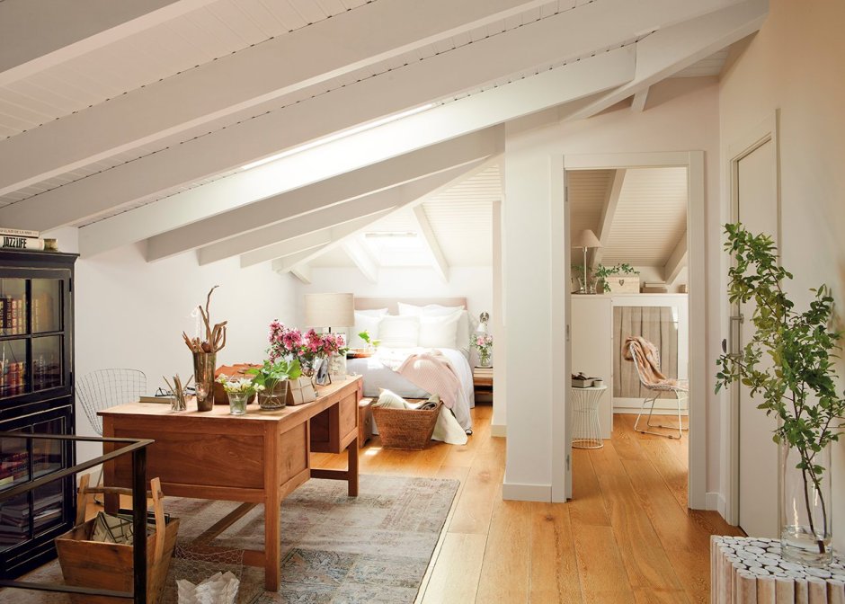 Интерьеры мансард в доме с односкатной