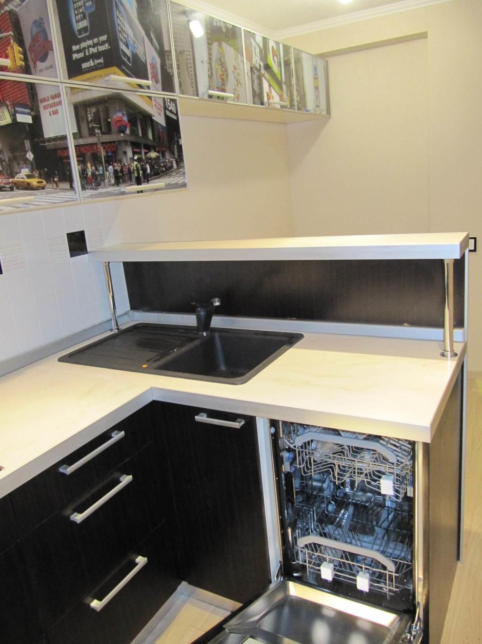 Г образная кухня со встроенной техникой