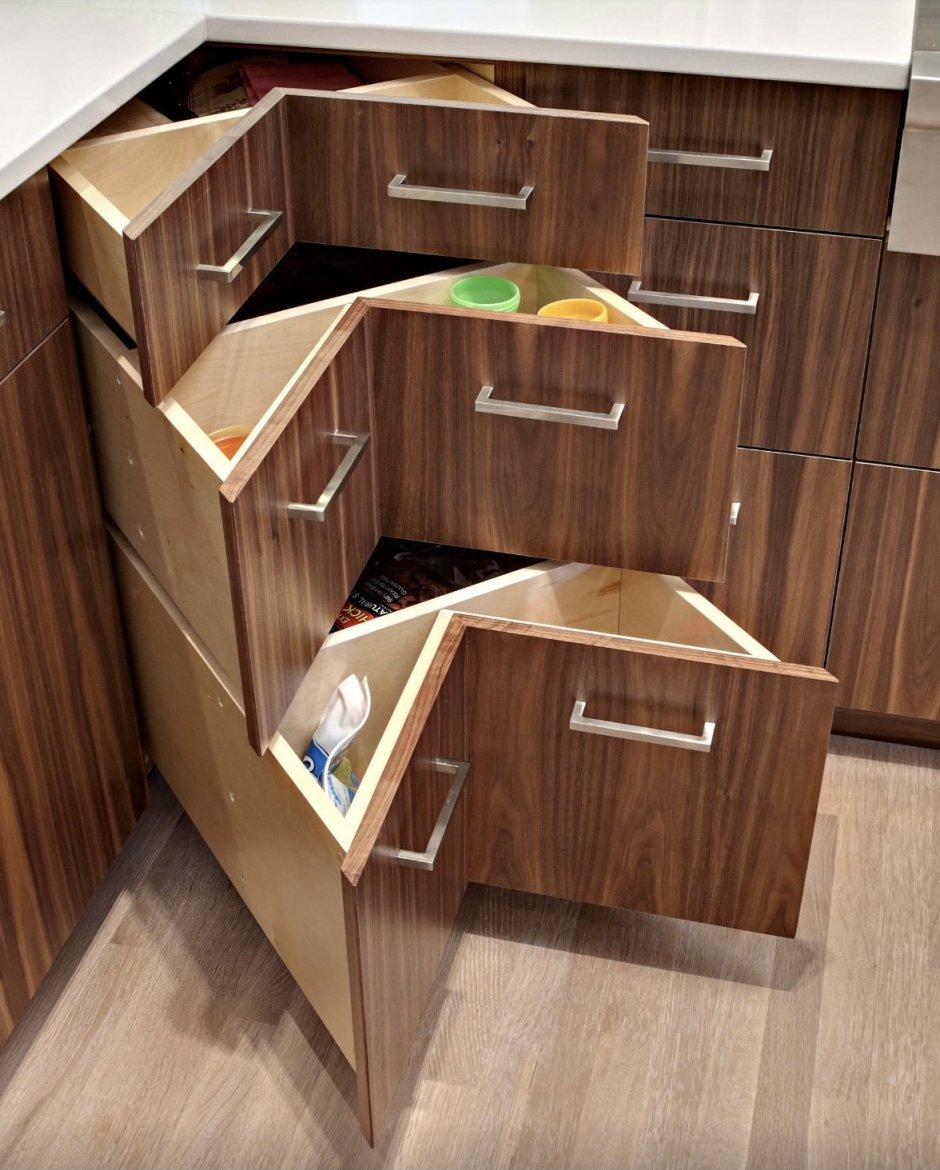 Угловая кладовка на кухне