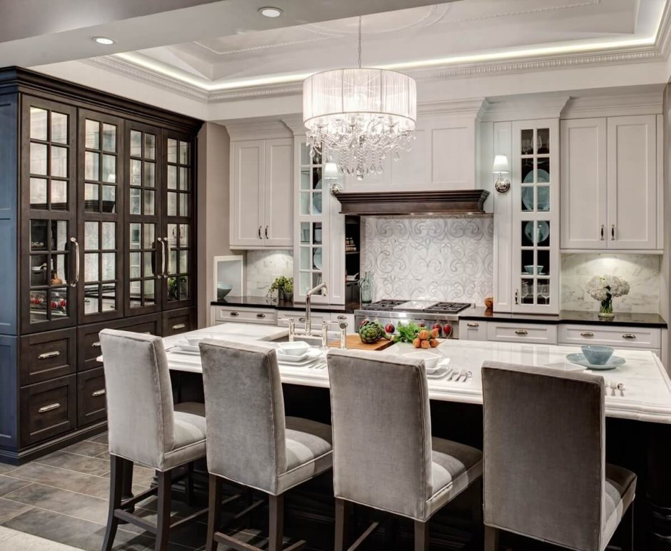 Интерьер кухни в неоклассическом стиле с островом
