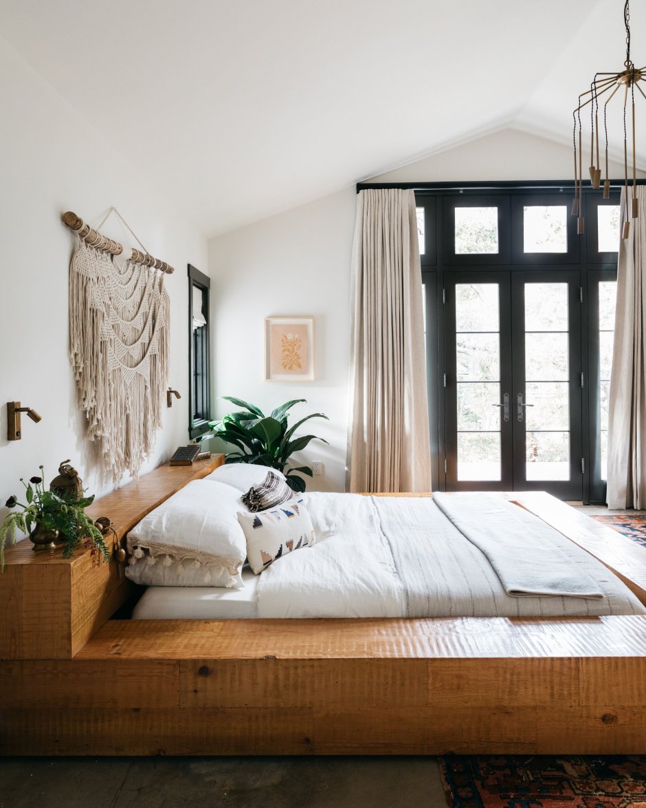 Спальня белая с деревом