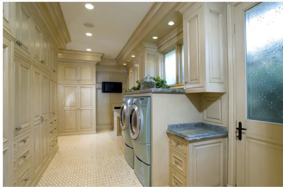 Стиральная машинка в гардеробной