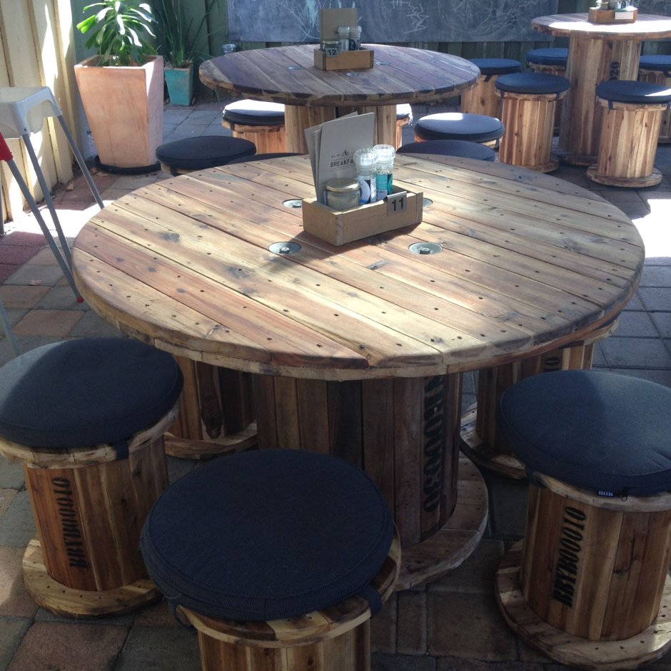 Стол из катушки для кабеля