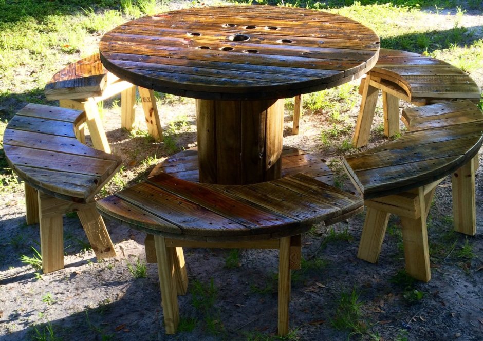 Домик из катушки от кабеля