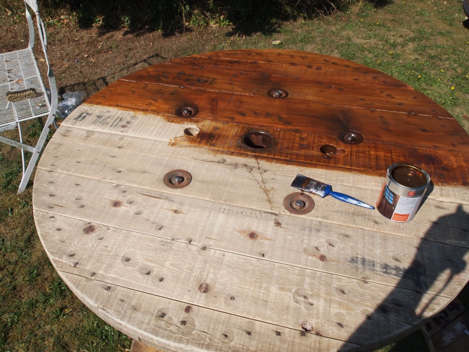 Стол из кабельной катушки