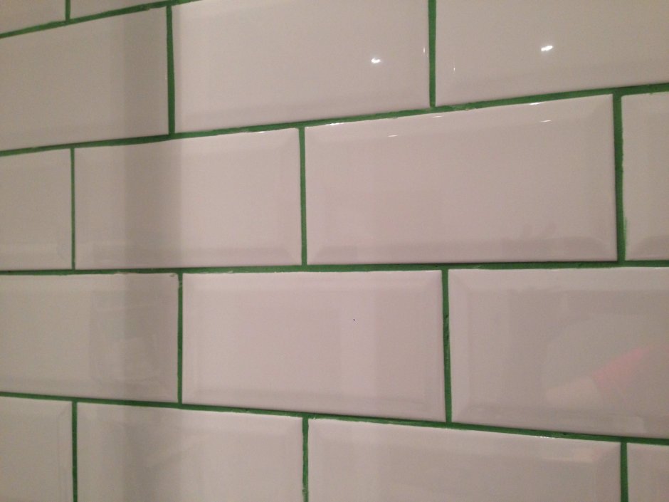 Белая плитка с зеленой затиркой