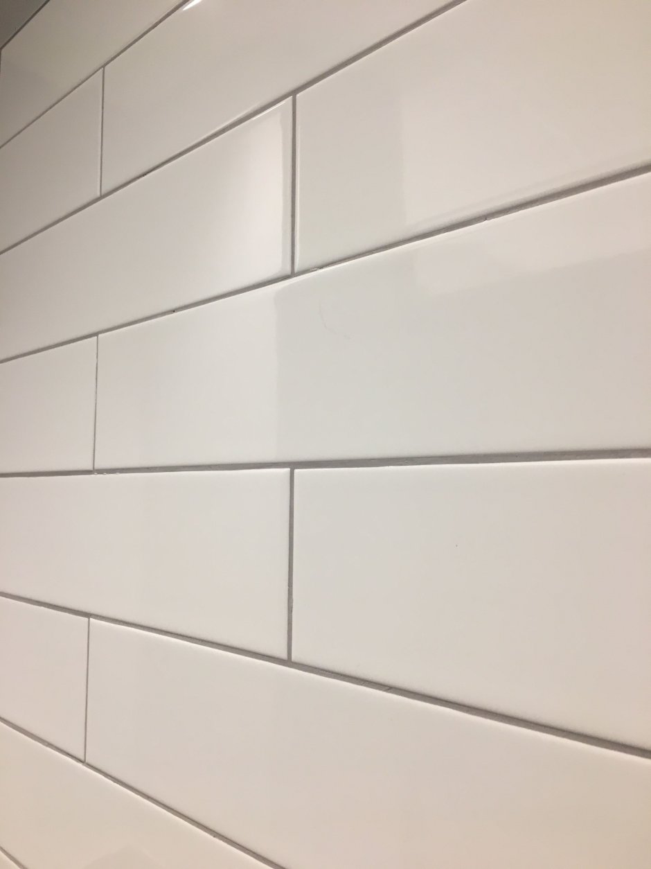 Серая затирка на белой плитке