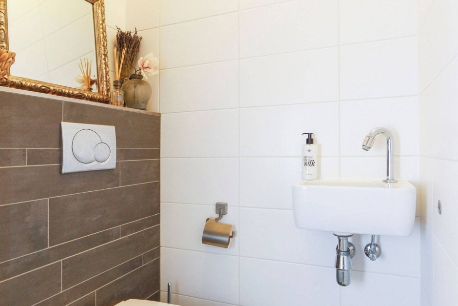 Белая плитка с бежевой затиркой