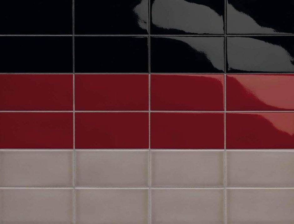 Белая плитка с цветной затиркой