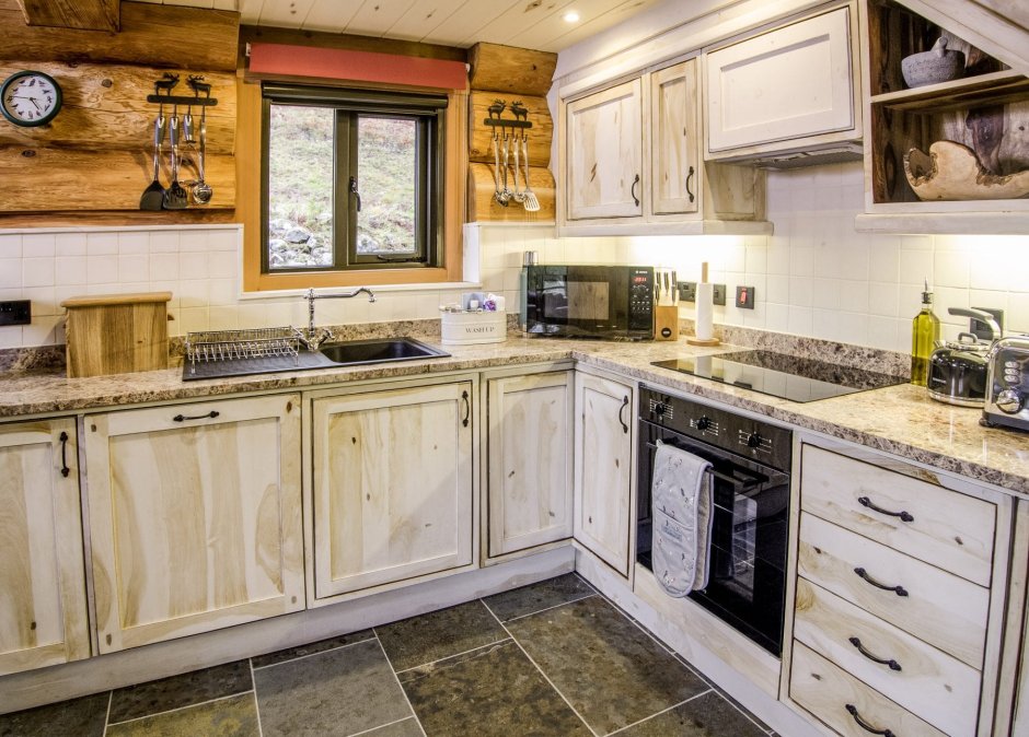 Кухня -столовая икеа в бревенчатом доме