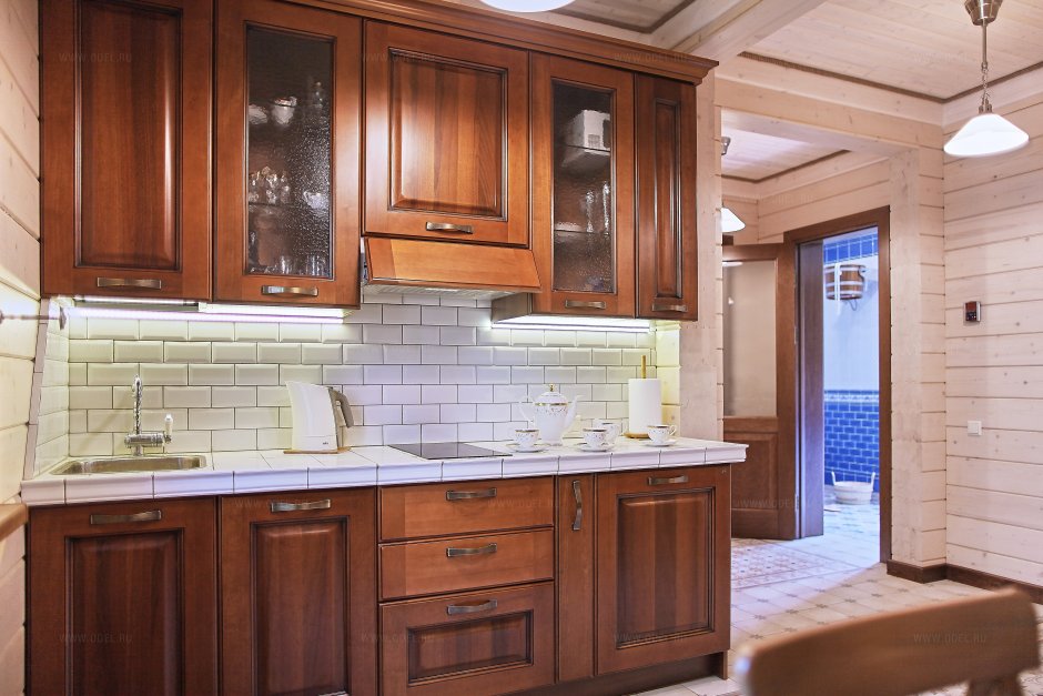 Кухонный гарнитур в деревянном доме