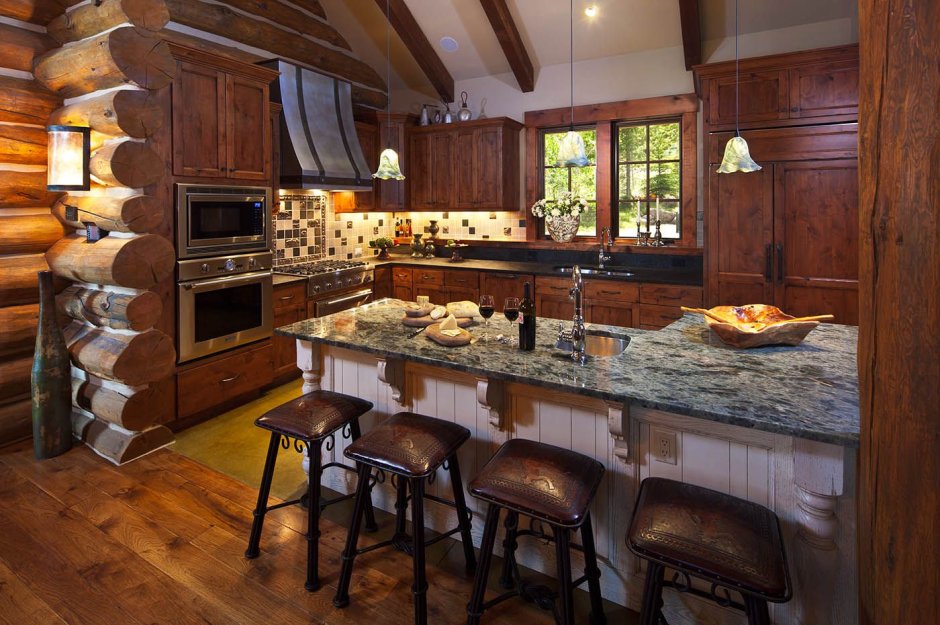 Черная кухня в доме из бруса