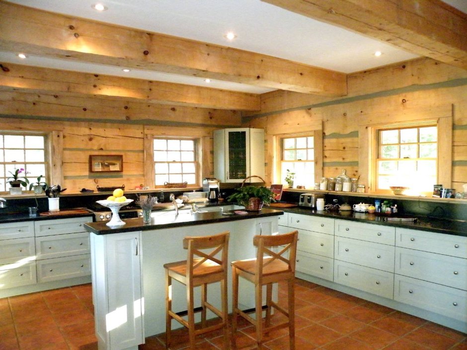 Угловая кухня в доме из бревна