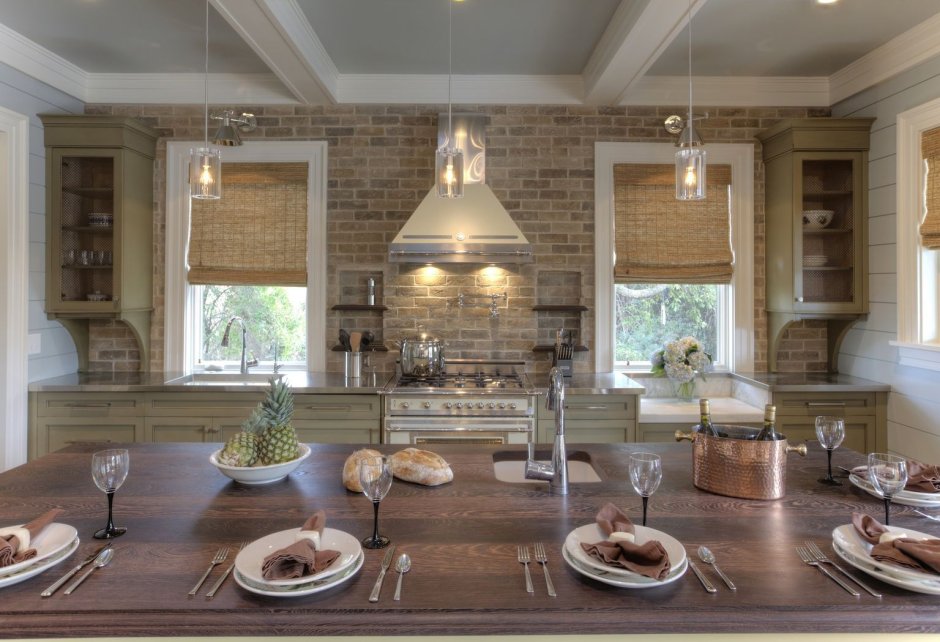 Кухня в доме из оцилиндрованного бревна