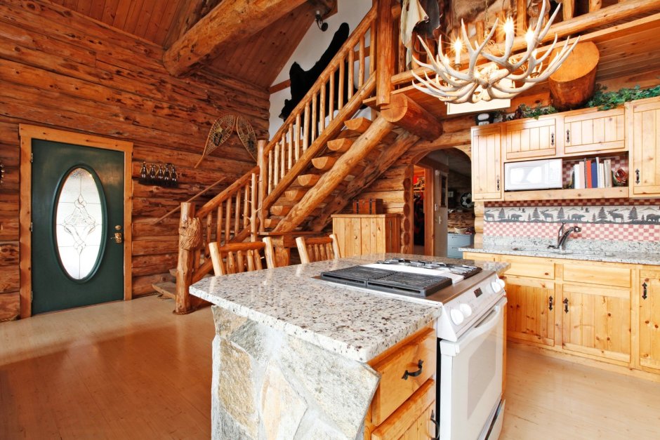 Стеклянный фартук в деревянном доме