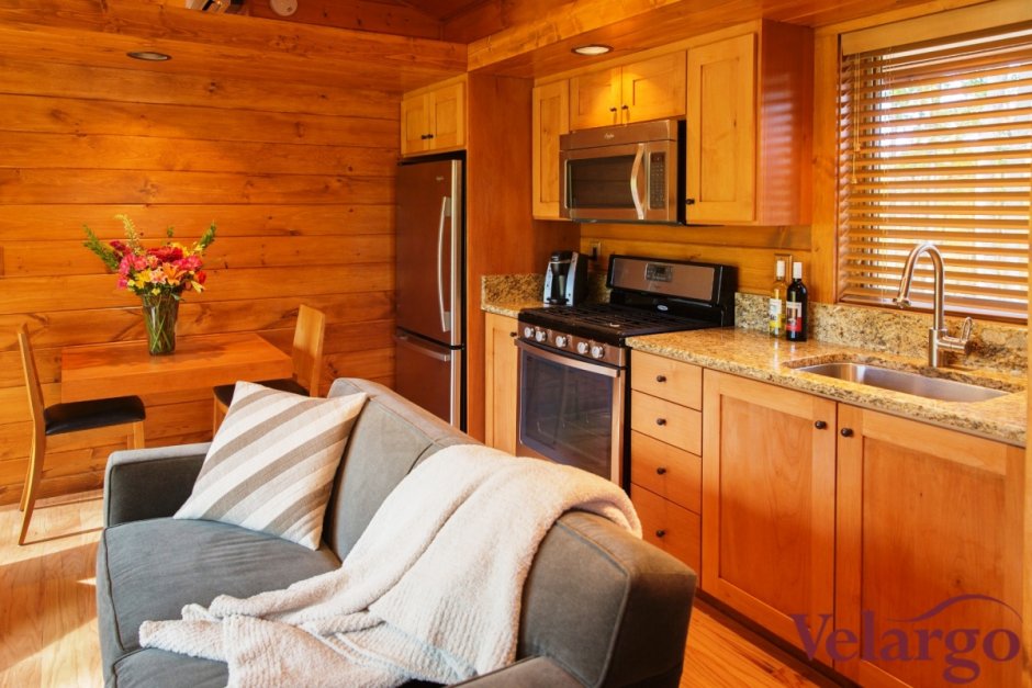 Белый кухонный гарнитур в деревянном доме