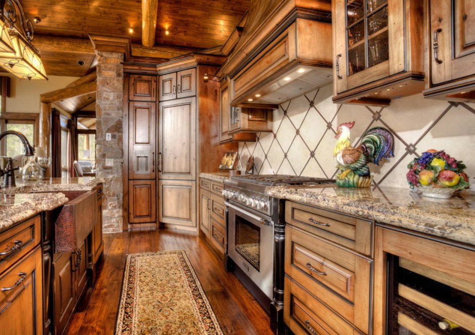 Кухня в бревенчатом доме с окном