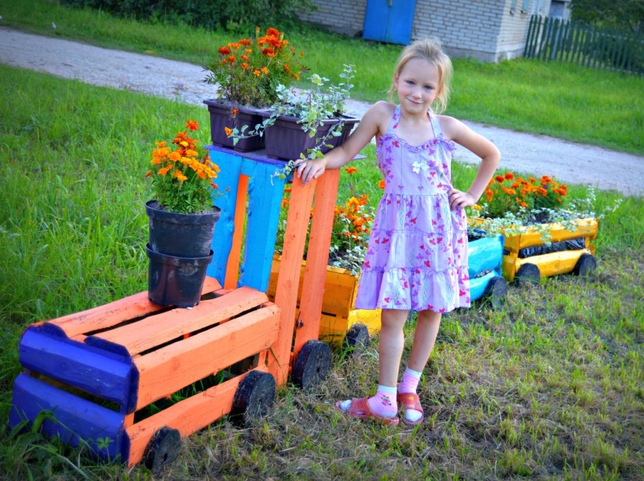 Паровозик на даче из ящиков