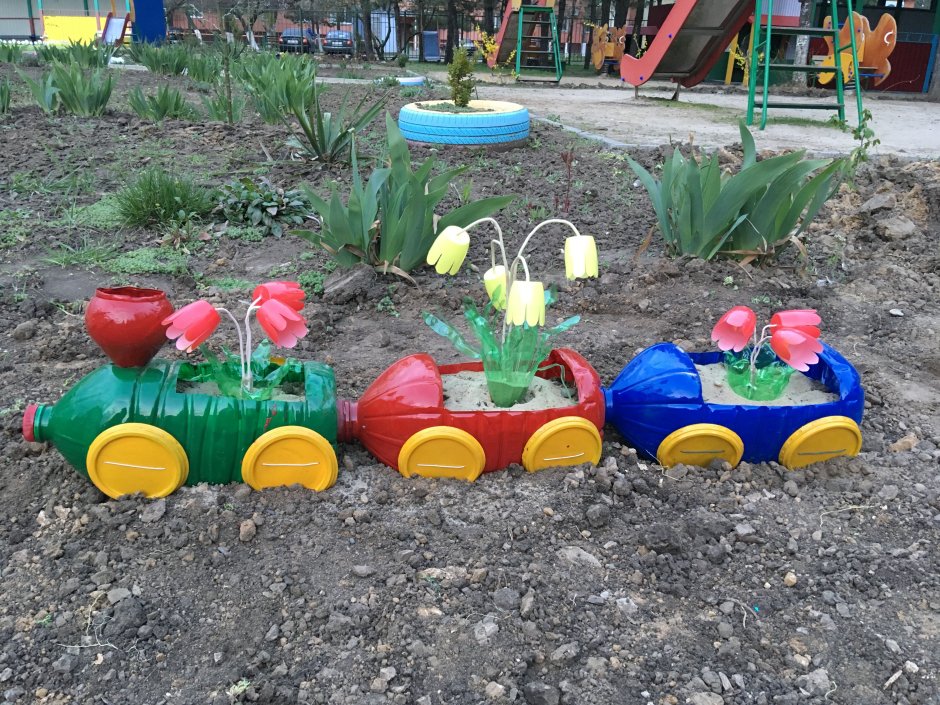 Паровозик из бутылок для сада